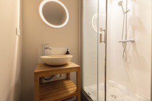 Een douche, een haardroger, handdoeken