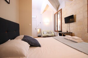 Desk, iron/ironing board, WiFi, bed sheets