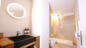 Ducha, secador de pelo, toallas