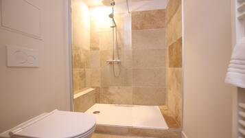 Douche, sèche-cheveux, serviettes fournies