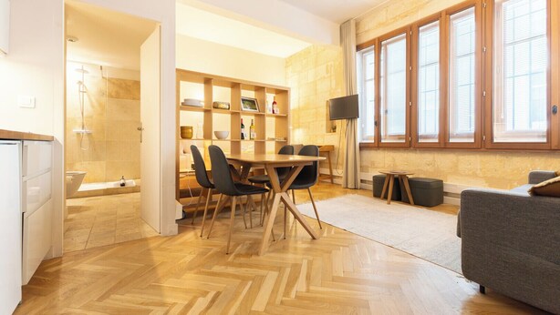 A modern kitchen with a dining area, a built-in bookshelf, and a large window with blinds. - Superb Bordeaux flat in hypercentre for *4 people* (Bordeaux)