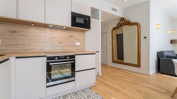 Een koelkast, een microgolfoven, een oven, een vaatwasser