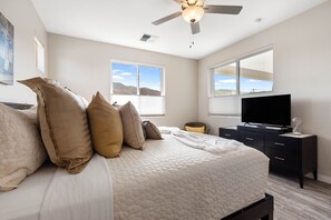 3 bedrooms, desk, iron/ironing board, travel cot - Cottonwood Modern Vineyard โ Stylish Retreat Near Wineries & Trails! (Cottonwood)