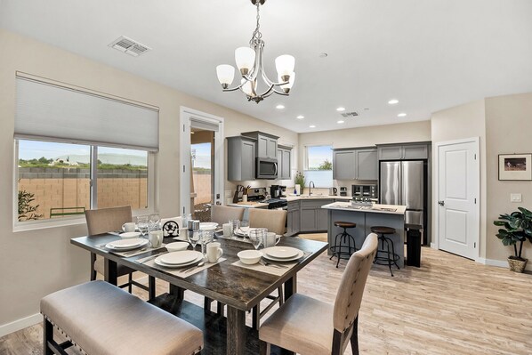 Dining - Cottonwood Modern Vineyard โ Stylish Retreat Near Wineries & Trails! (Cottonwood)