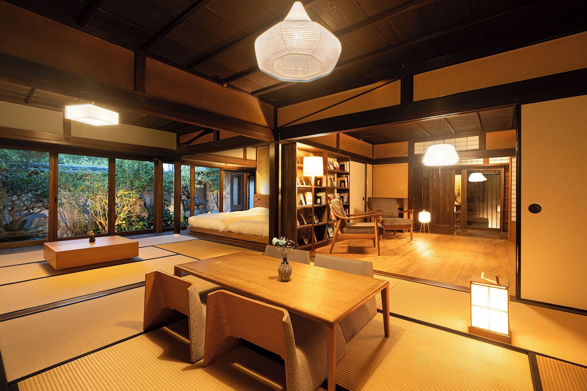 Ein traditioneller japanischer Raum mit Tatami-Böden, einem niedrigen Holztisch und einer Couch.