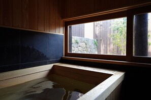 Phòng 2 giường đơn có thiết kế đặc sắc, không hút thuốc | Phòng tắm | Máy sấy tóc, dép đi trong nhà, khăn tắm, dầu gội