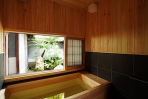 Phòng Suite Executive, không hút thuốc | Phòng tắm | Máy sấy tóc, dép đi trong nhà, khăn tắm, dầu gội