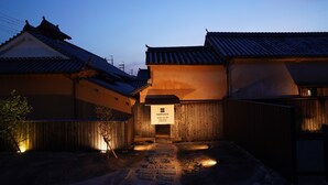 A traditional Japanese building with a wooden gate and a signboard. - NIPPONIA HARIMA FUKUSAKI ZOUSHONO YAKATA (Fukusaki)