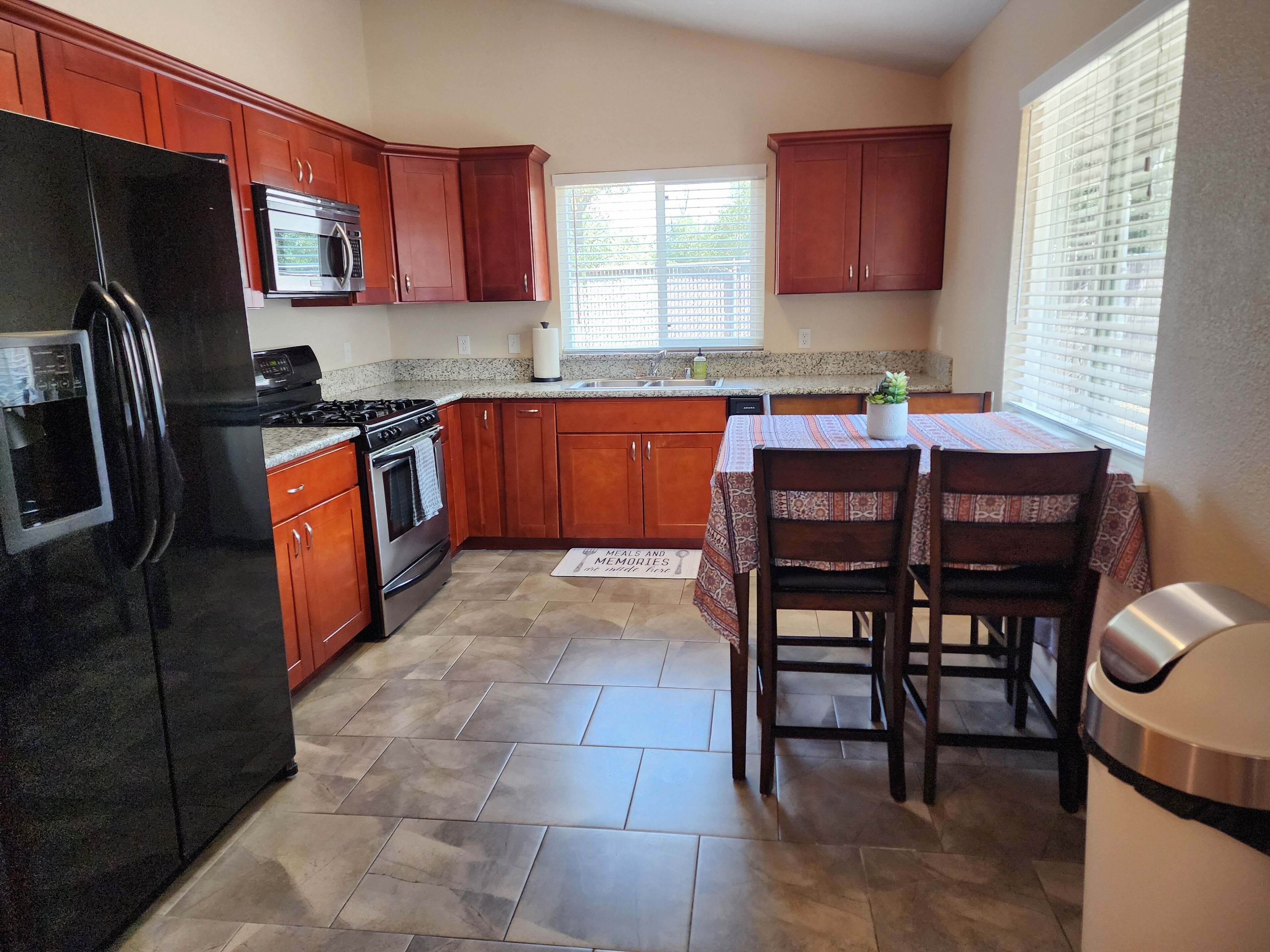 Spacious 3-bedroom apartment with AC, WiFi in Redding. Close to lakes and Bethel