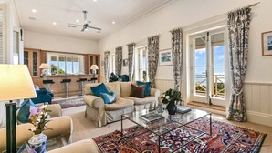 Ein geräumiges Wohnzimmer mit einer Couch, einem Couchtisch und Blick auf den Balkon.