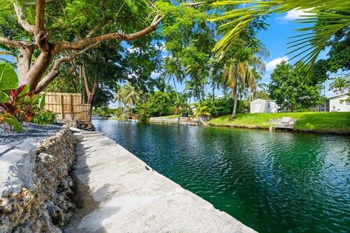 Family Retreat Sleeps 11, Heated Pool, Mini Golf, Kayak Experience, Waterfront