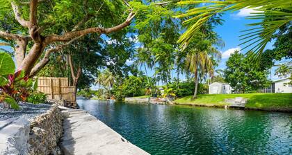 Family Retreat Sleeps 11, Heated Pool, Mini Golf, Kayak Experience, Waterfront