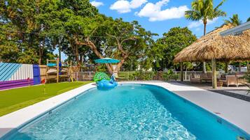 Alberca al aire libre y alberca climatizada