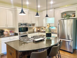 Mikrobølgeovn, ovn, kokeplater og oppvaskmaskin