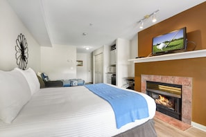 WiFi, bed sheets - Comfort Studio - 210B (Kelowna)