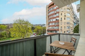 Outdoor dining - Peaceful Apartment with FREE Parking (Varna)