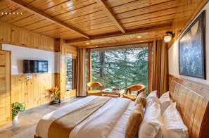 Deluxe Quad Room | Free WiFi, bed sheets