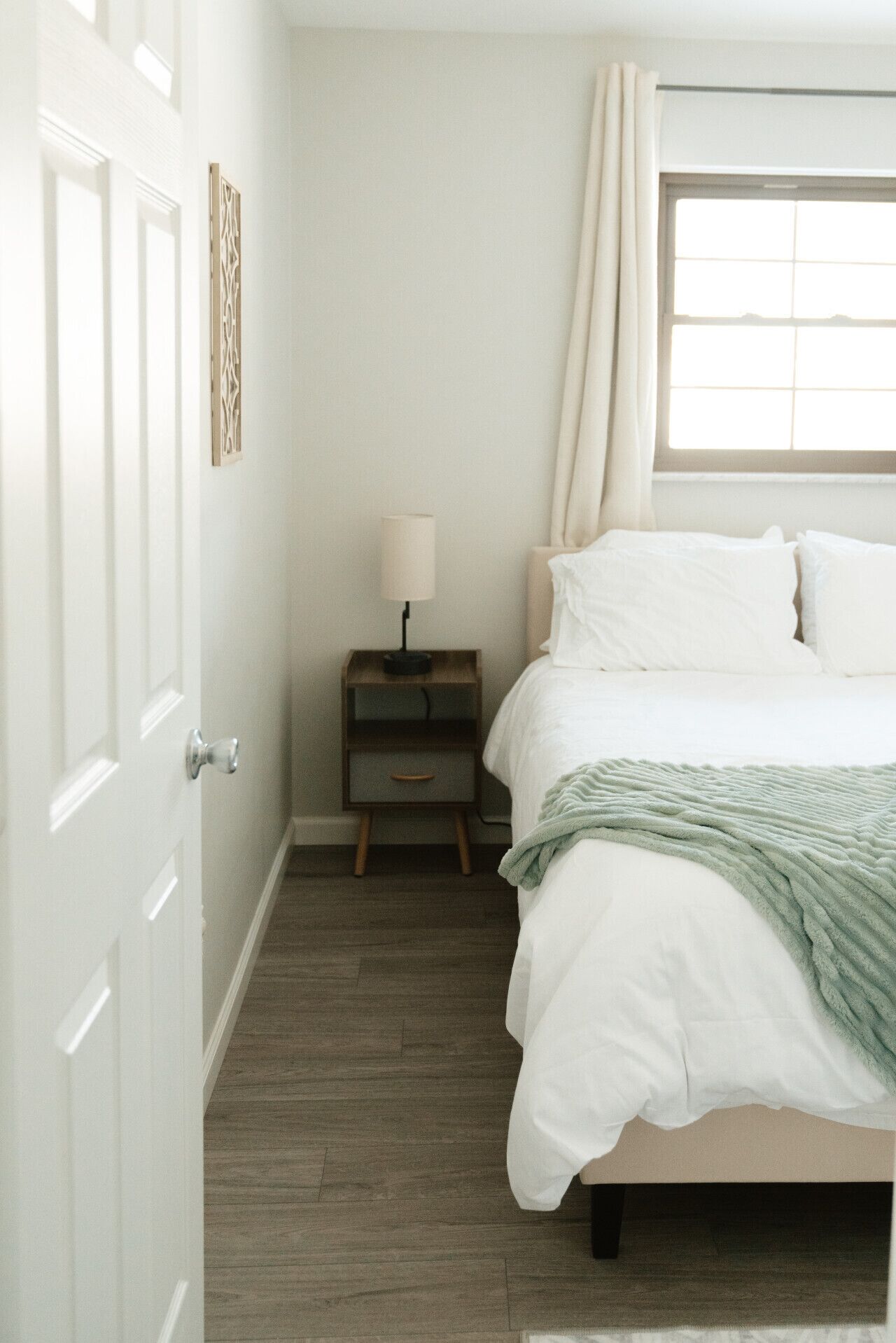 3 habitaciones, tabla de planchar con plancha y cuna de viaje 