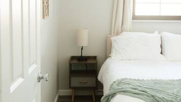 3 habitaciones, tabla de planchar con plancha y cuna de viaje