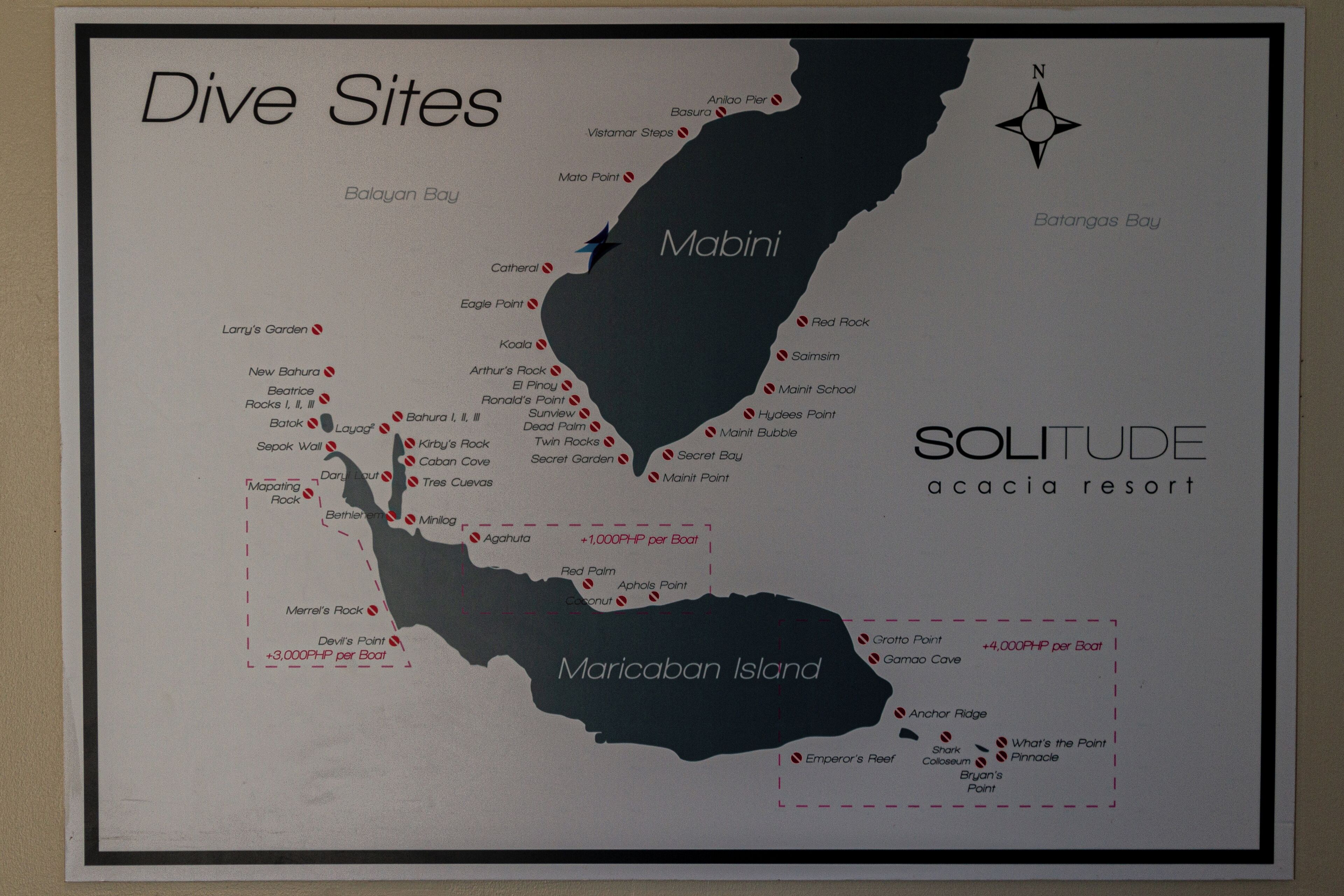 Mapa de puntos de buceo cerca del Solitude Acadia Resort, destacando lugares como Mabini, la bahía de Balayan y la isla de Maricaban.