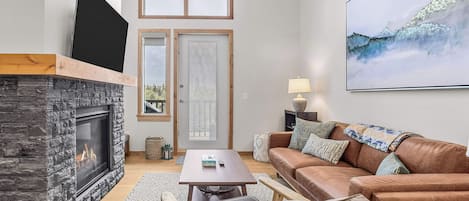 Televisión y chimenea