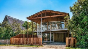 Exterior - Absolute waterfront, 3 story beach house. Walk to everything. (Brunswick Heads)