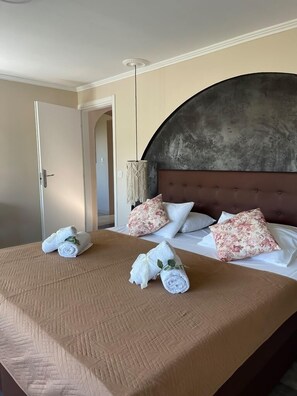 2 bedrooms, iron/ironing board, free WiFi, bed sheets