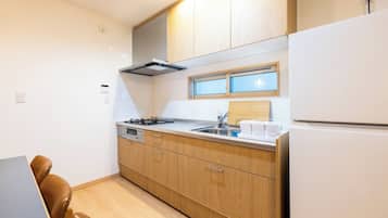 Fridge, microwave, stovetop, cookware/dishes/utensils