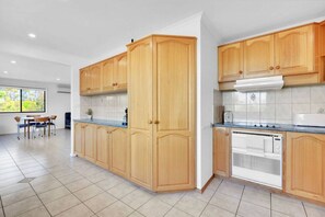 Køleskab, mikrobølgeovn, ovn, kogeplade