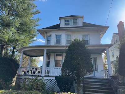 Charming suite with patio, heating, WiFi, free parking in welcoming New Rochelle