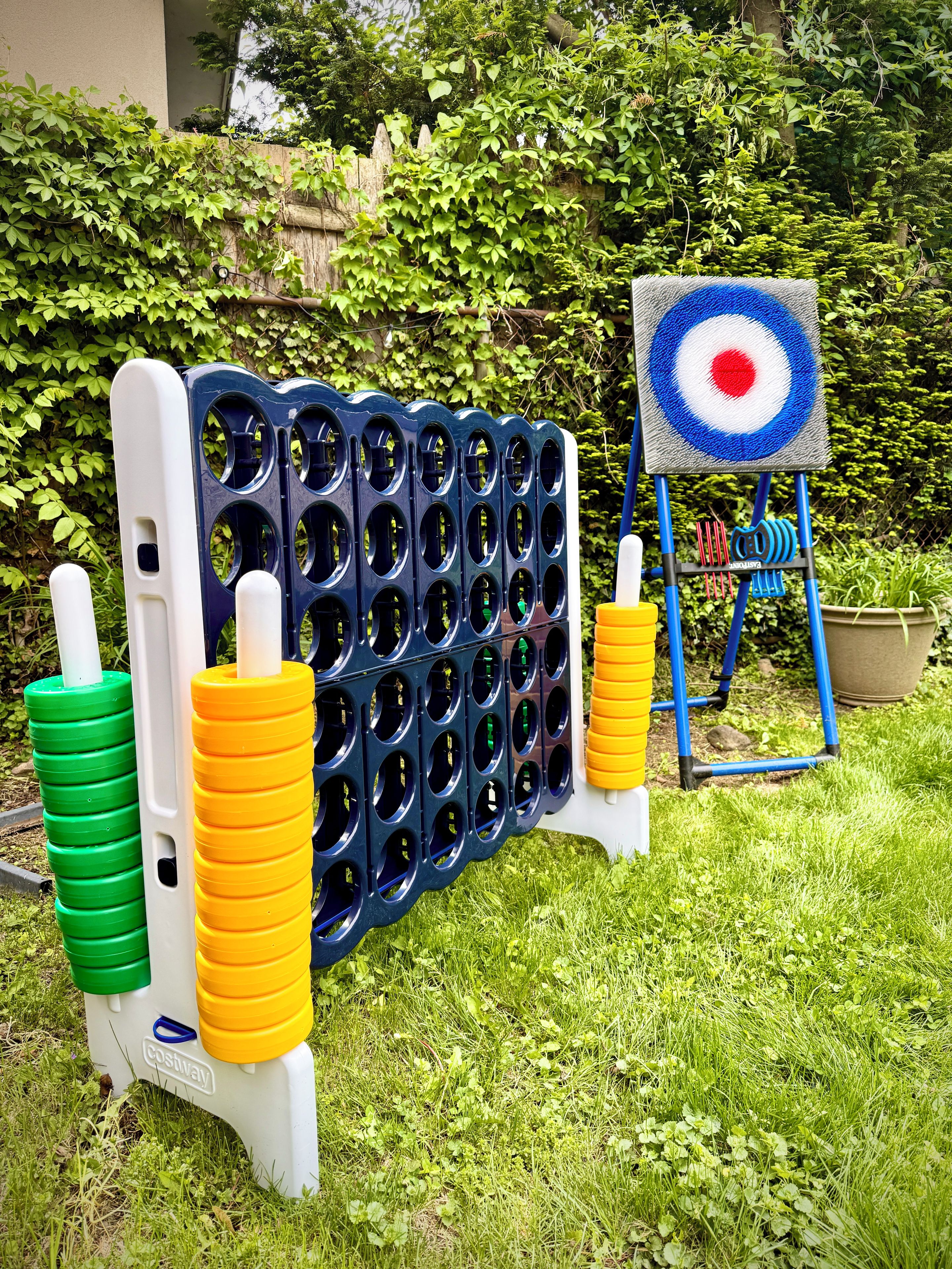 Zona de juegos infantiles con un objetivo de tiro con pelota y una estructura para escalar.