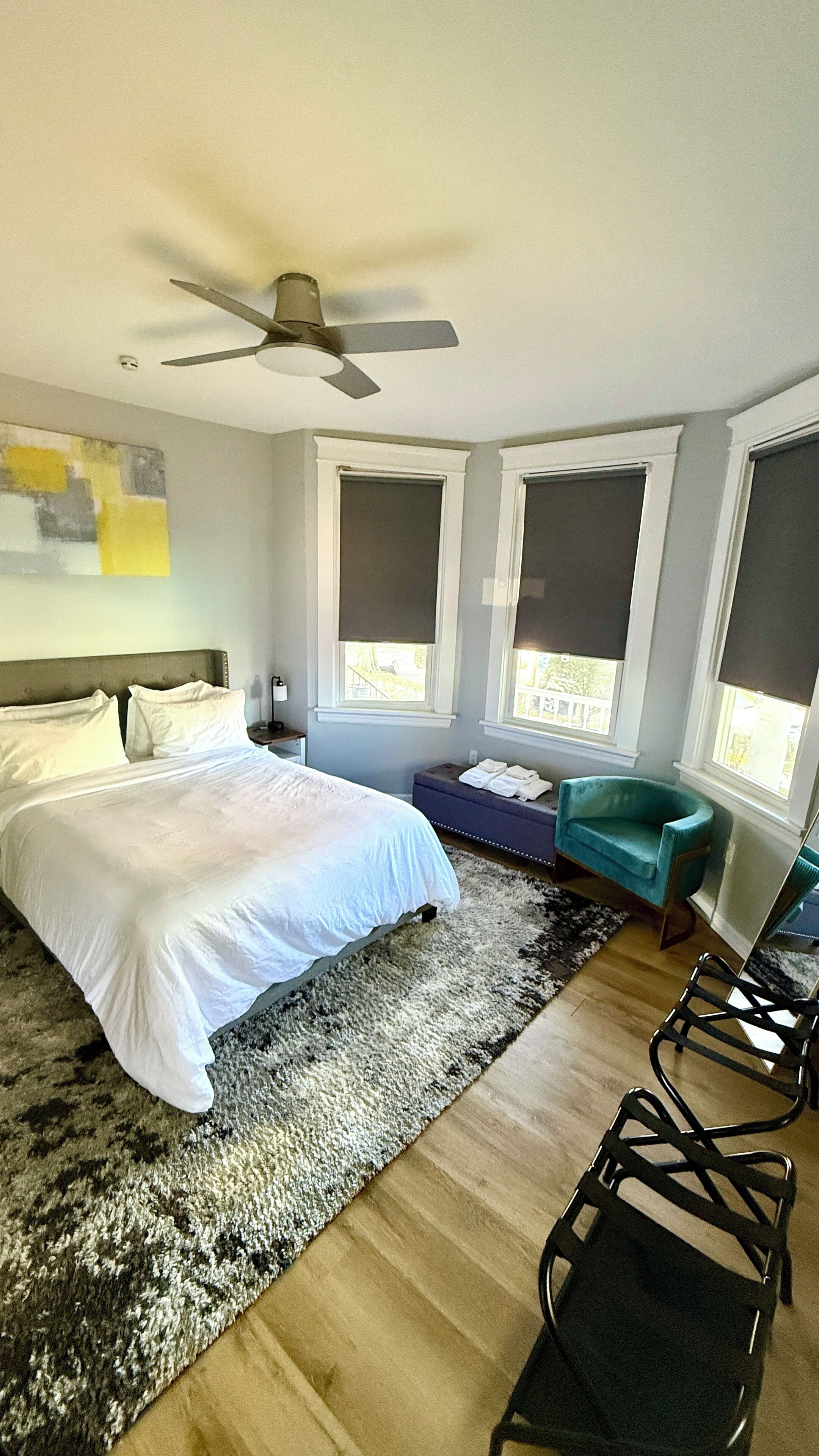 1 chambre, bureau, fer et planche à repasser, lit parapluie