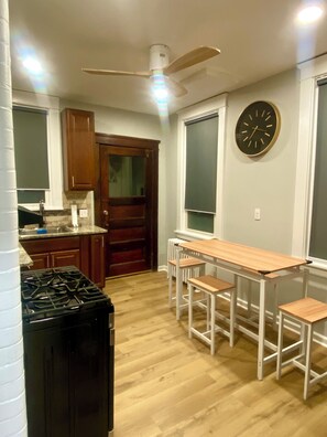 Frigorífico, microondas, horno y placa de cocina