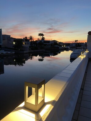 المنطقة المحيطة بالمنشأة