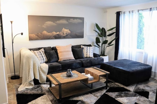 River View by the Border, stylish cozy centrally located in downtown St Stephen!