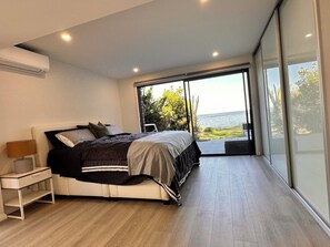 4 bedrooms, iron/ironing board, free WiFi, bed sheets - Perfect Retreat Absolute waterfront, Stunning View and Direct Access to water.  (Gorokan)