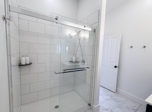 Shower, hair dryer, towels, soap - Alpine Townhouse - stylish, peaceful, and walking distance to Ellicottville (Ellicottville)