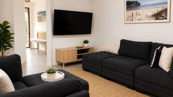 Deluxe-Haus | Wohnbereich | 55-Zoll-Fernseher mit Digitalempfang, DVD-Player