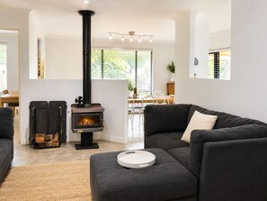 Deluxe huis | Woonruimte | Een 55-inch televisie met digitale zenders en een dvd-speler