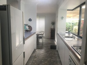 Deluxe House | Private kitchen | Full-sized fridge, microwave, oven, stovetop