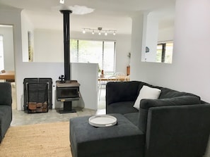 Deluxe-Haus | Wohnbereich | 55-Zoll-Fernseher mit Digitalempfang, DVD-Player