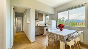 冷蔵庫、トースター、調理器具と食器、ダイニングテーブル