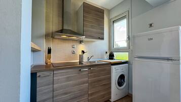 Refrigerador, tostadora, utensilios de cocina y comedor