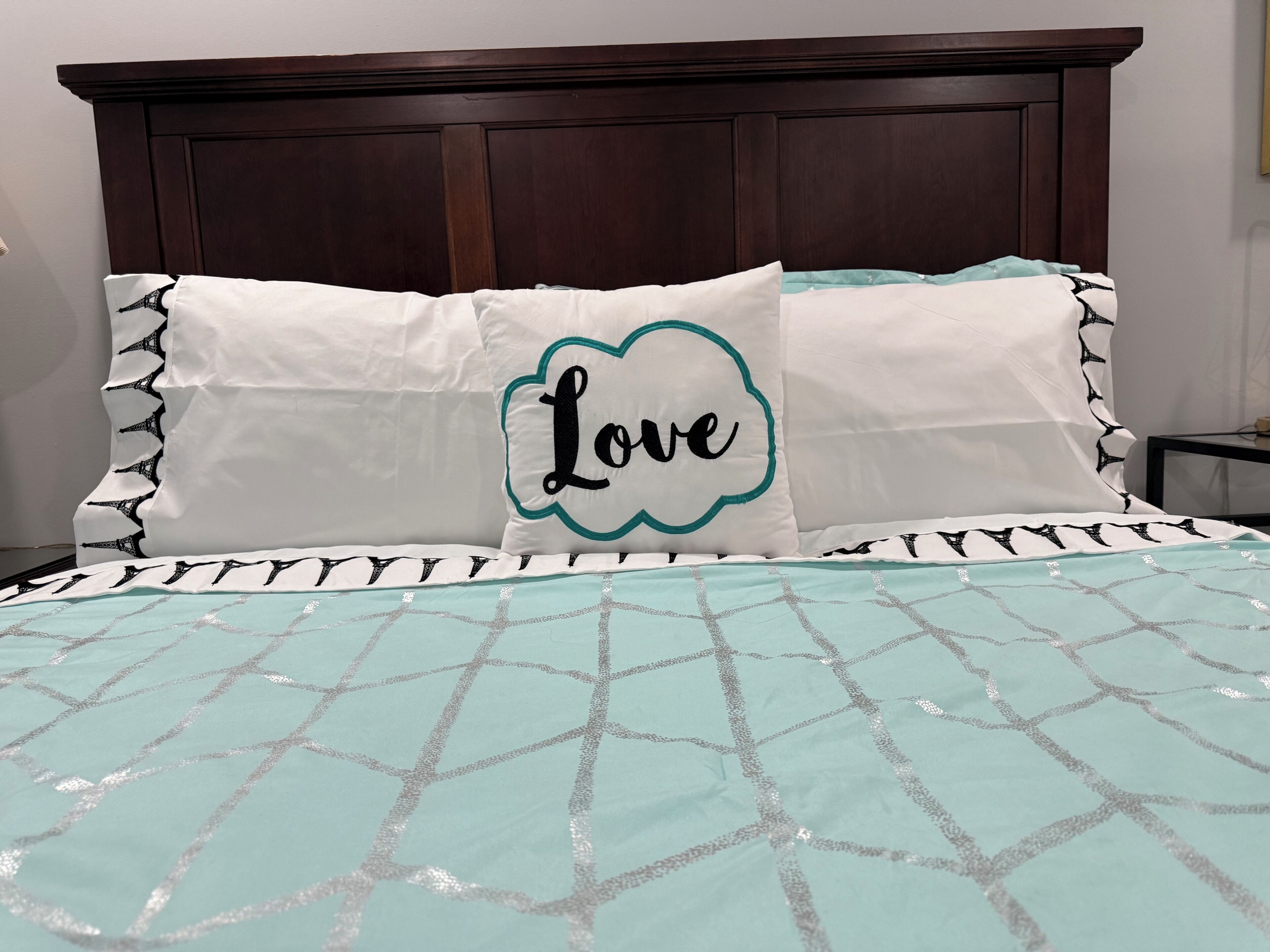 3 dormitorios, escritorio, tabla de planchar con plancha y cuna de viaje