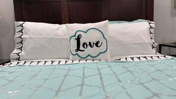 3 quartos, escrivaninha, ferros/tábuas de passar roupa, berço de viagem