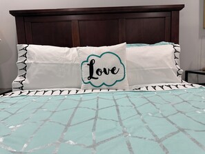 3 chambres, bureau, fer et planche à repasser, lit parapluie