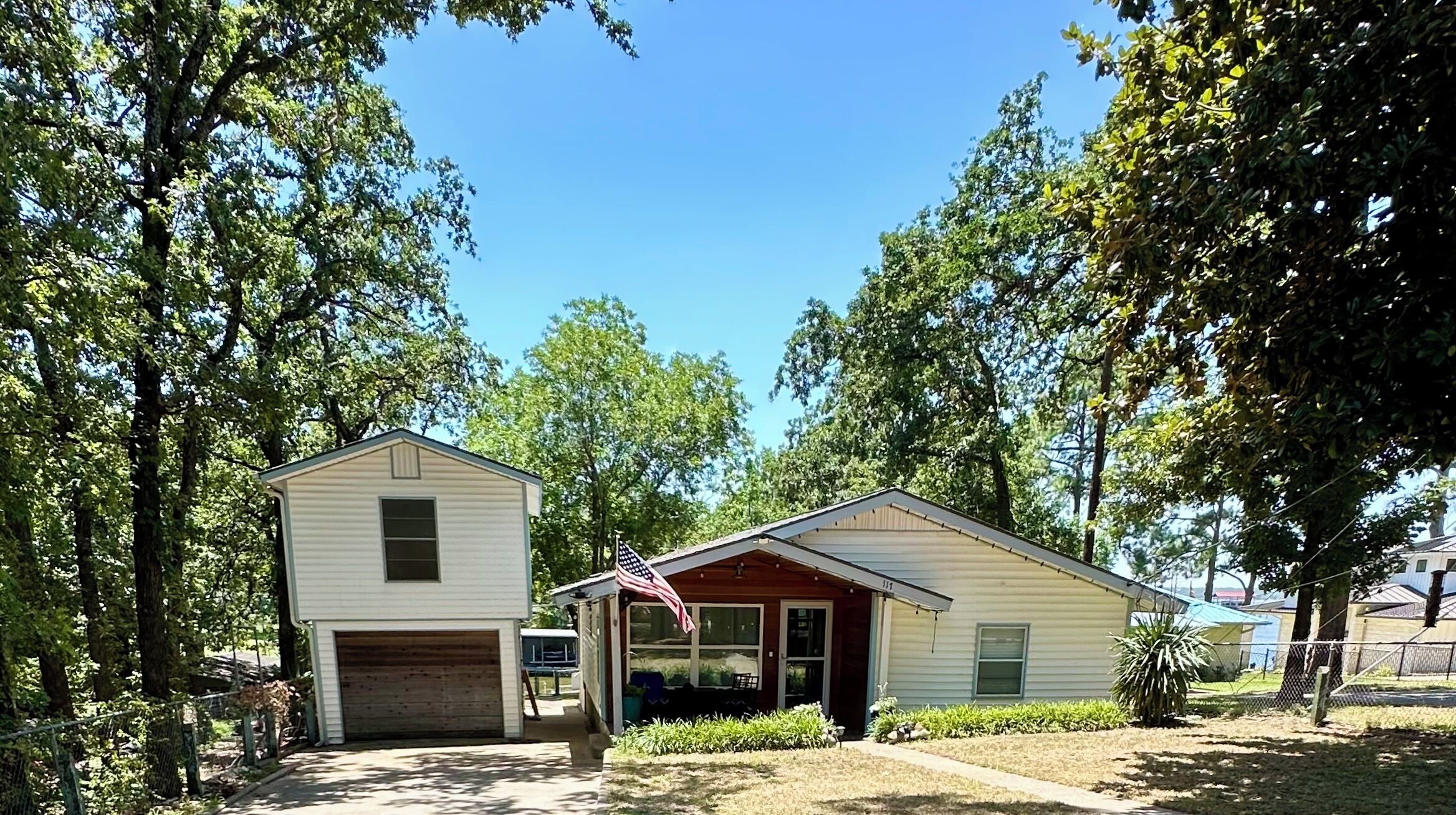 Charming 2-bedroom cottage with beautiful lake access in Gun Barrel City