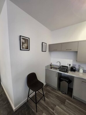 Een koelkast, een microgolfoven, een oven, een kookplaat