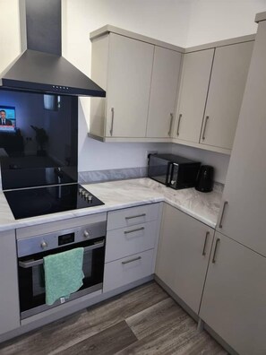 Kühlschrank, Mikrowelle, Ofen, Herdplatte