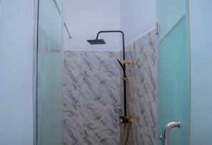 Dusche, Haartrockner, Handtücher